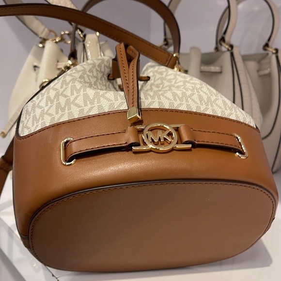 Michael Kors Reed Medium Belted Bucket Messenger Crossbody Handbag Vanilla MK - Picture 16 of 16